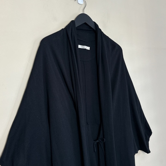 UGG Australia - Nora Cocoon Wrap. Black. M/L - Picture 9 of 12